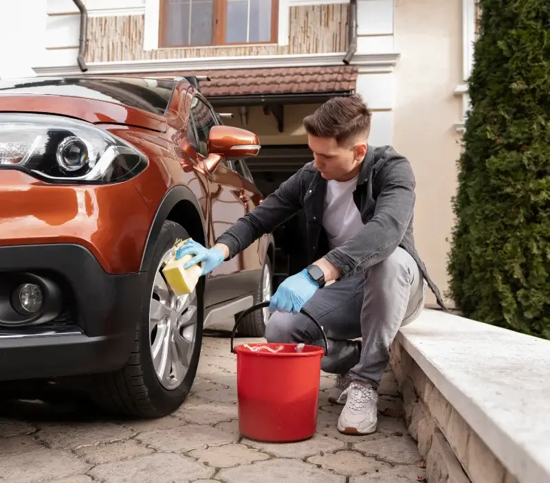 Lavage auto à domicile Moncé-en-Belin : professionnel intervenant sur un véhicule